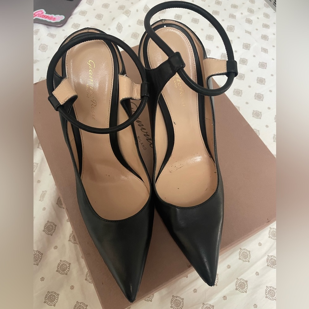SHIPS FREE! Gianvito Rossi Black Heels. - Picture 4 of 5